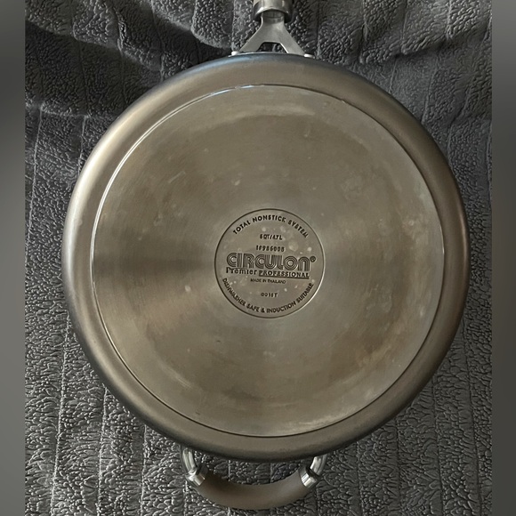 CIRCULON Premier Professional 5qt. Sauté Pan - Picture 6 of 9